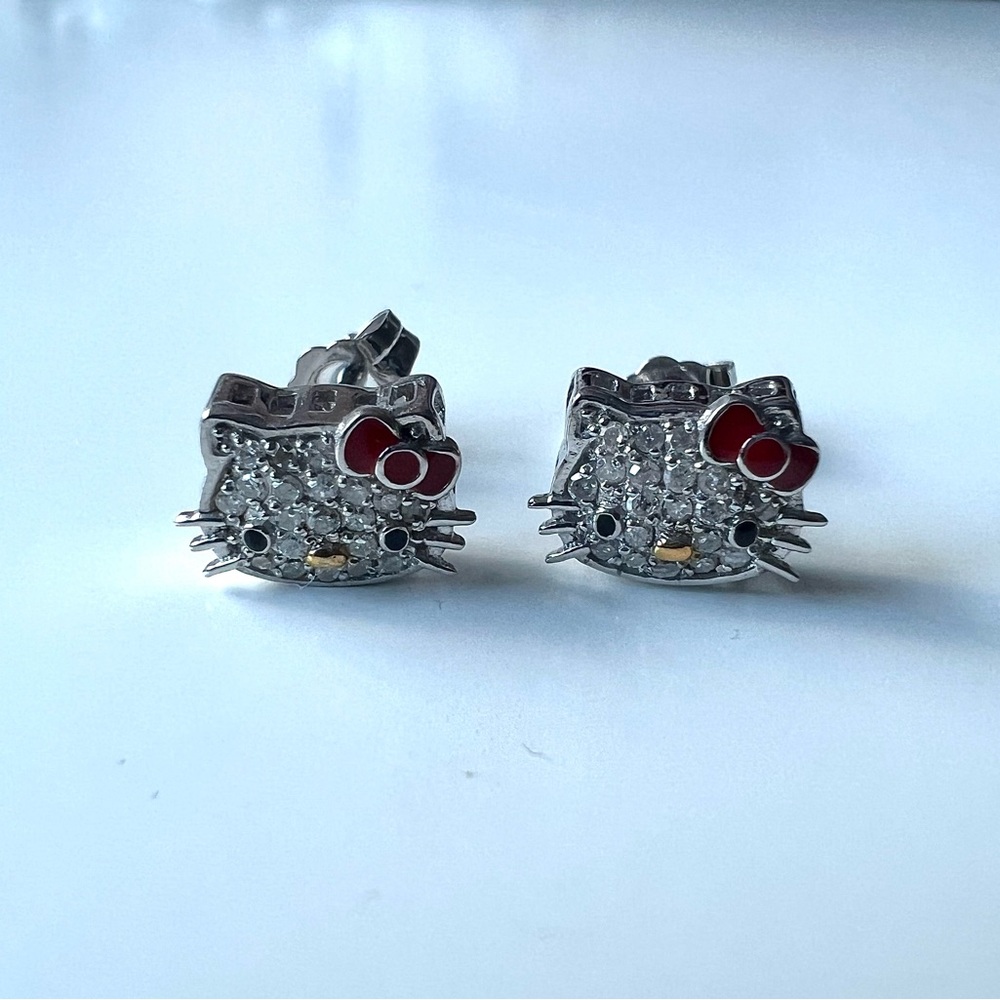 New) Hello Kitty Dia Stud Earrings - Picture 2 of 6